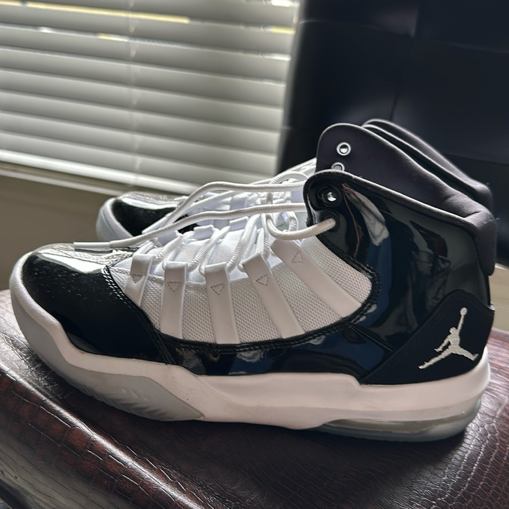 Jordan Max Aura black & white